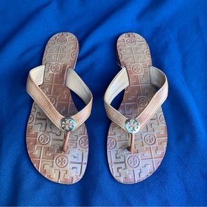TORY BURCH Thora Thong Flip Flop Sandals Tan Leather Gold Logo Size 10M